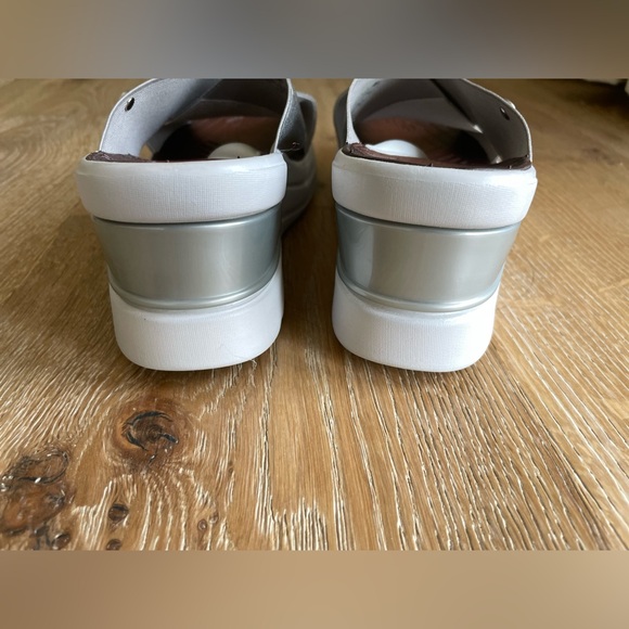 New BZees Desire Cross Slide Sandals Silver Size 10 Wedge - Picture 6 of 9